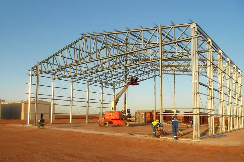 Processo de construção de edifícios fabris de estrutura metálica